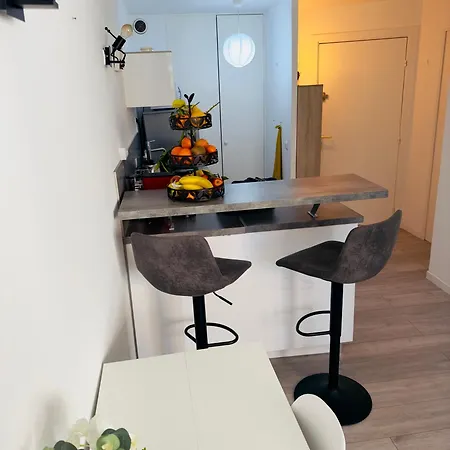 Joli Bord De Avec Piscine Διαμέρισμα