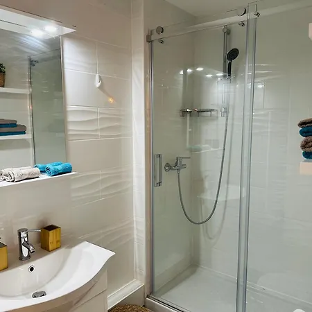 Joli Bord De Avec Piscine Διαμέρισμα